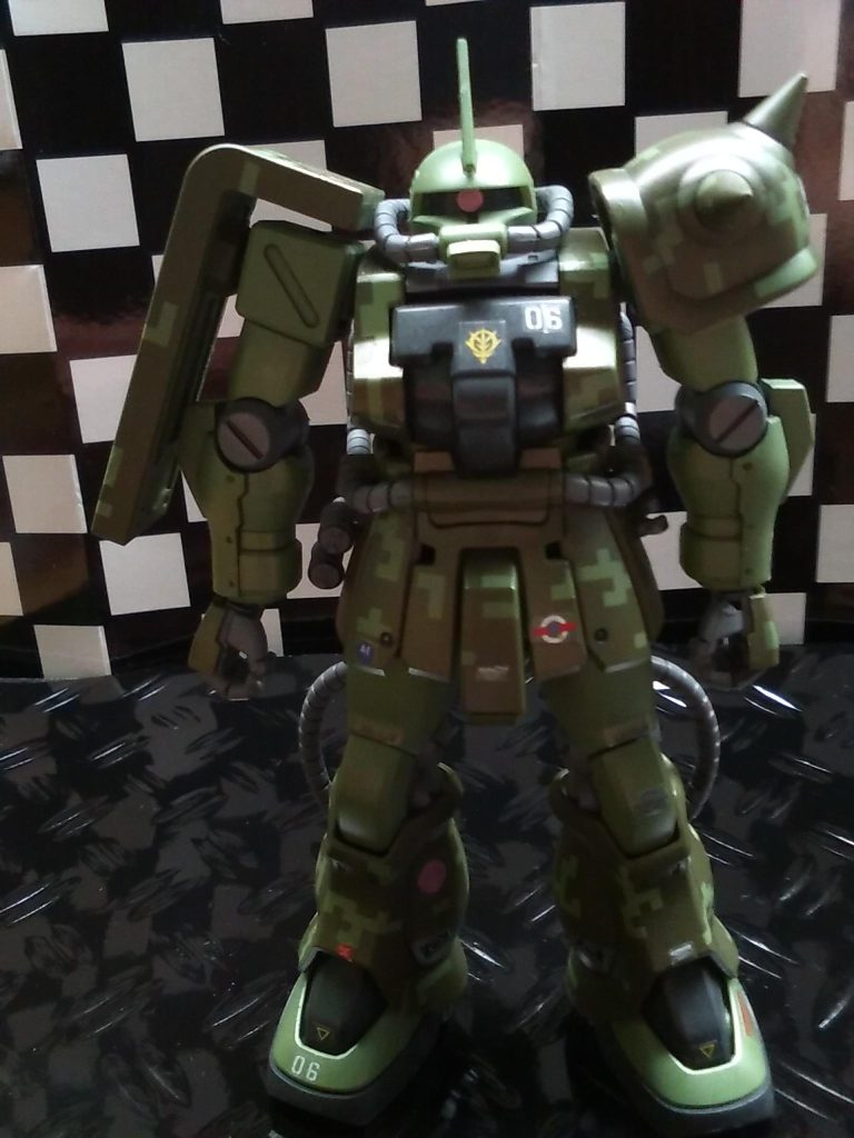 1/144 ザクⅡ F2にデジタル迷彩。