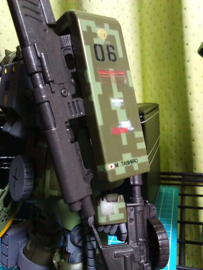 肩にパイロットネーム(譲る相手の名前)を入れてみました。レース車プラモ付属の余ったデカールのアルファベットを並べ替えただけのかんたんカスタムですが、意外と喜んでいただけたようでした。 お世話になったあの方や最近気になるあの人に皆さんもザクを贈ってみませんか。