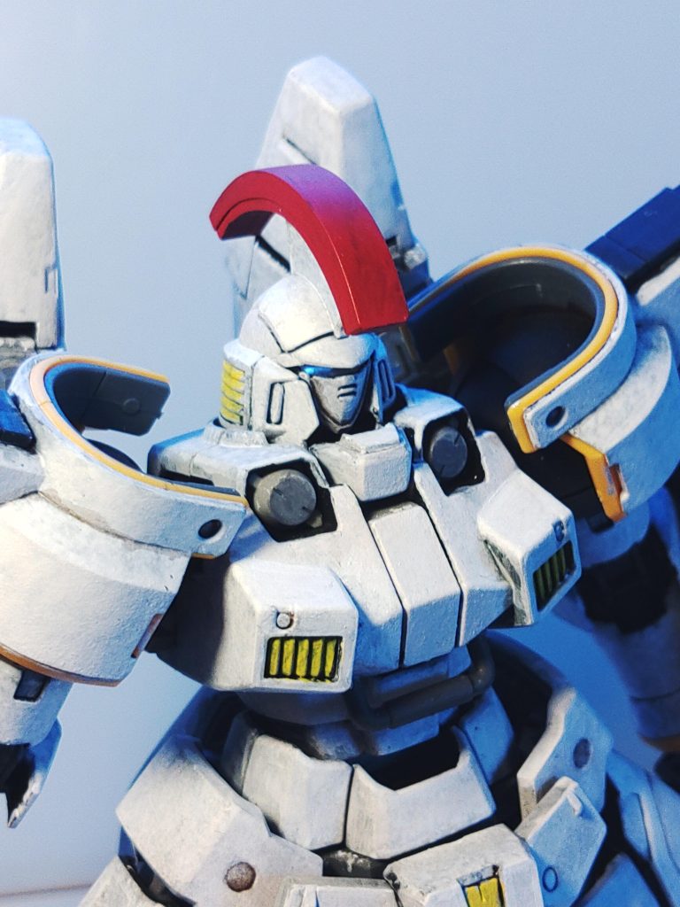 黒立ち上げでグレイシーアで全体を塗り、ホワイトスカーをテクスチャを付けるようにドライブラシで塗っています。