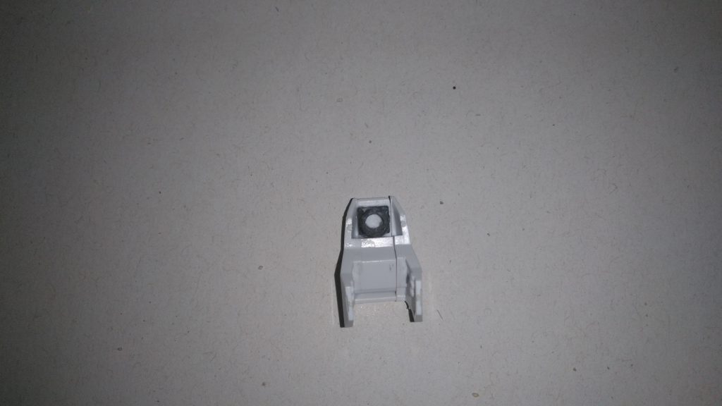 ここでようやく取り始めた作業工程の一部を。ジュピターウの肩部の一部にコアガンダムの手のジョイントを接着、これにより機首をマウント可能に。