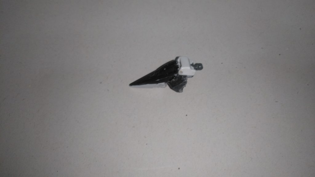 そして機首部分は後部につけてた部分をすべて切断、及び向きを逆さにして取り付けております。(画像は見やすいように反対にしています)