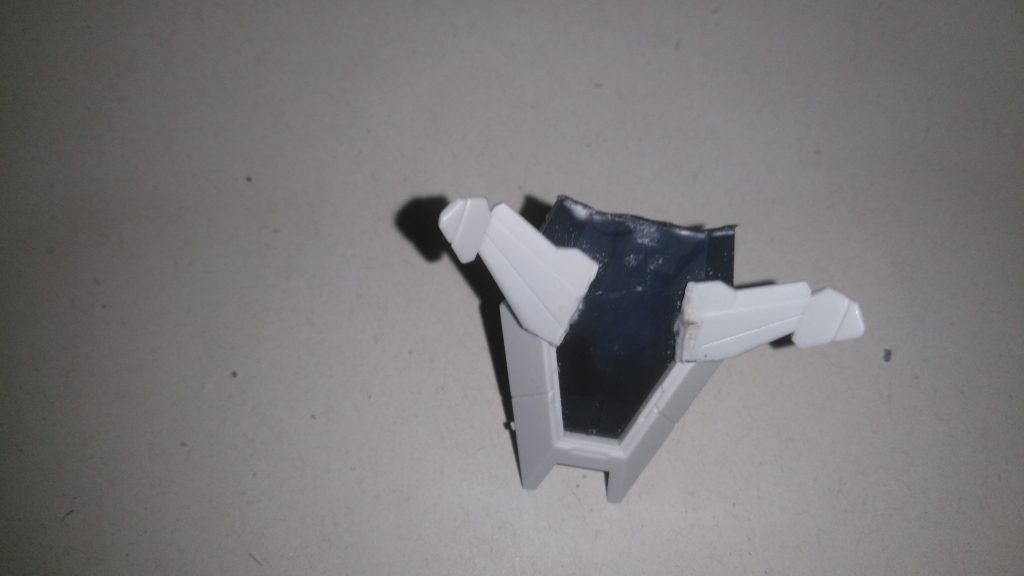 尚、シールドは腕部に固定、なおかつウイングを装着して後部を切断してます。