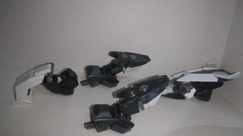 ＂ルナアーマーズ＂4つの個体で構成される機体群。それぞれ＂レッグルー＂（レッグルーは２機存在)＂アームルーナ＂＂シールナー＂の個体が存在する。この個体群一つ一つが、陸海空いずれかの能力に特化しており、様々な環境に対応できる。なので偵察、及び戦闘のサポートに使用可能。機体装甲にはビーム兵器を無効化させるビームコーティングが何重にも重ねられており、真正面から突っ込む戦闘を行うコアガンダムDWにはうってつけの装備。