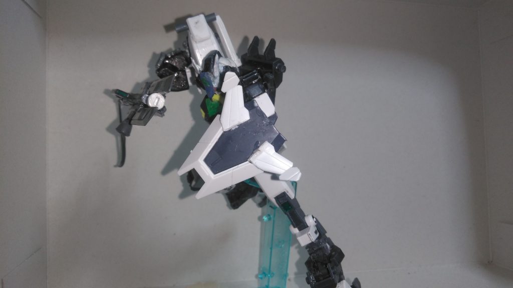 ルナフティンガンダム ある一人のガンプラファイターが極秘理にクガ・ヒロトのコアガンダムとプラネッツシステムの制作図を元に開発した機体。格闘戦能力に長けており、シールドによる打突、サバキノツルギでの斬撃を主体にしている。なお本機にはビームコーティングが何重にも重ねられており、ビーム兵器を無効化しながら突っ込みゼロ距離でビームライフルをブッパしてくるか斬り殺す、という戦法が主体。コアガンダムDWルナフティンガンダムのコアとなる機体。多彩な武器を扱うように特別なチューンをされており、元のコアガンダムとは頭部や腰部、カラーリング等が異なる。この機体のみが扱える特別な武器、ロングレンジスナイパーライフル及びサバキノツルギを装備。