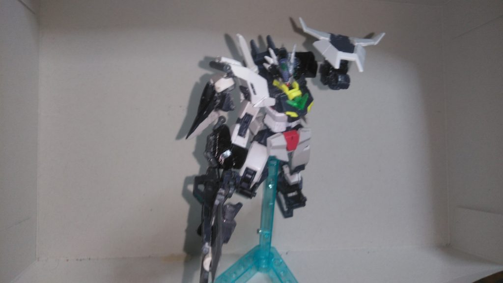 それと牽引機能などはオミットし、地上戦に限界まで特化した機体に仕上げている。なお上半身、下半身のアーマーは個別に装備が可能であり、その場合は一部アーマーが変形する。