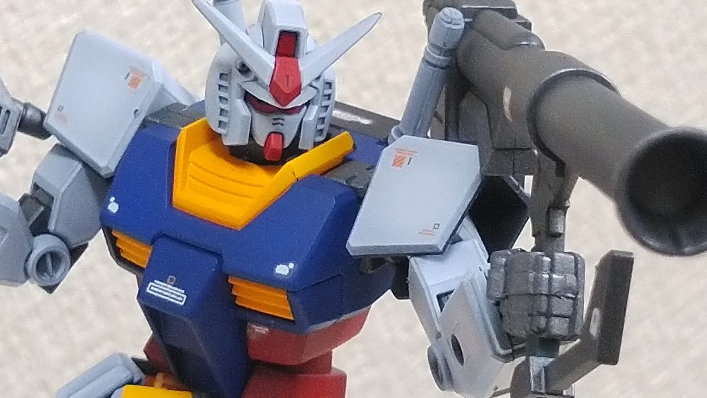 エントリーグレード ガンダムこの連邦の白い悪魔がすべての元凶じゃった。550円という超低価格でこのクオリティ。やるなバンダイ!ついうっかりコイツを手にしたために復活した、イヤ、してしまったオッサンモデラーは数知れず。私もバンダイの策略に飲み込まれガンプラ沼にどっぷりと浸かってしまった一人です。今一度、原点に立ち戻ってしっかりとEGガンダムを作ってみました。ディティールを犠牲にしてある分、可動範囲が広く大胆なポージングが可能。テクニックも道具もなくても完成するお手軽さ。しっかり作ればカッコイイ。コレすごいキットだわ。次は手つかずで積んであるνガンダムのEGでも作ろうかな?