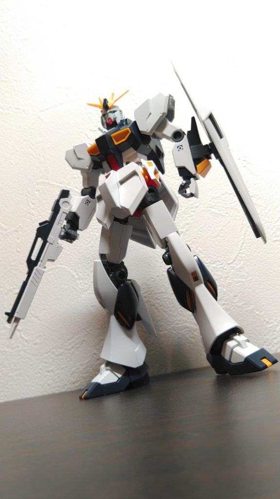 まずは素組み。もうこの時点でカッコイイ。HGにはない色分けもしっかりされています。パーツの精度もEGの方が高い。嫁とバンダイのプラモは新しければ新しいほど良い（問題発言）