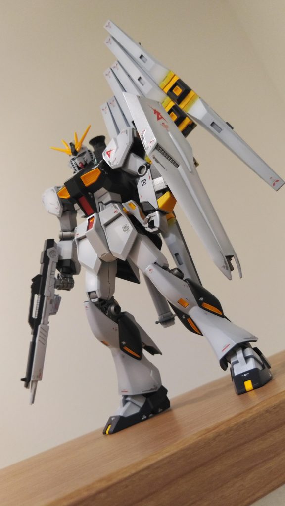 このEGなにがスゴイってフィンファンネルを背負わせても自立すんのよ。RGは重さでのけぞるのでスタンド必須。情報量はRGがダントツですが、全体のプロポーションはEGの方がカッコイイと思います（個人の感想です）最近急にEGの良さに目覚めた私。次は何作ろうかな～、って言っても後はストライクしかない。バンダイさん、次のEGをｵﾅｼｬｽ！ 