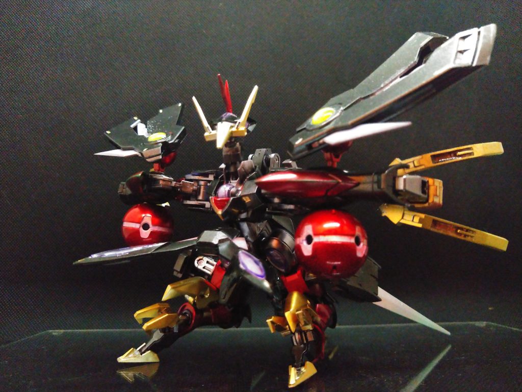 胴体下部のV字パーツはジョイントで接続しているのでグリグリ動きます。ロングレンジビームライフルの懸架の為にイリジウム磁石を中に仕込んでます。