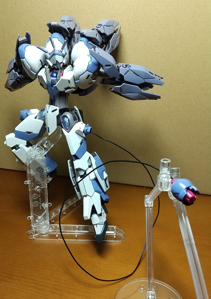 【有線式攻撃端末】脚部に備え付けられた有線式のビーム砲。敵機に接近された際やビームブレイサーを損失した際の防衛時での使用を想定されているがブレイサーとの併用も可能。