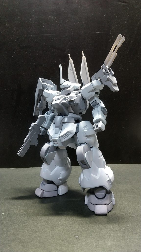 白サフの隠蔽力を試したので2色サフになりました。初めてサフの後に組んでみたのですが、なるほど、サフ萌ってこれですか。これで完成でもいいかなと心が動きましたが、このままではディジェに似てないので、塗装しました。