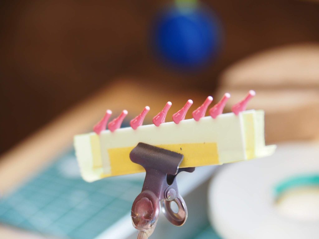 めんどくさかったのがファンネルの塗装。つかむところがないので、プラ板の厚みを調整して、切れ込みに挟んで保持してます。