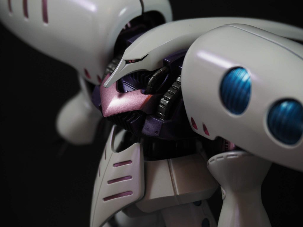 当時、キュベレイに入れるスジボリのアイデアが全くわかず、ほぼ素組に塗装だけした作品です。塗装は、本体色にホワイトの上にクレオスのクリスタルカラー「アメジストパープルを乗せてパールっぽくしてあります。が、画像だとほぼわからないのが残念。