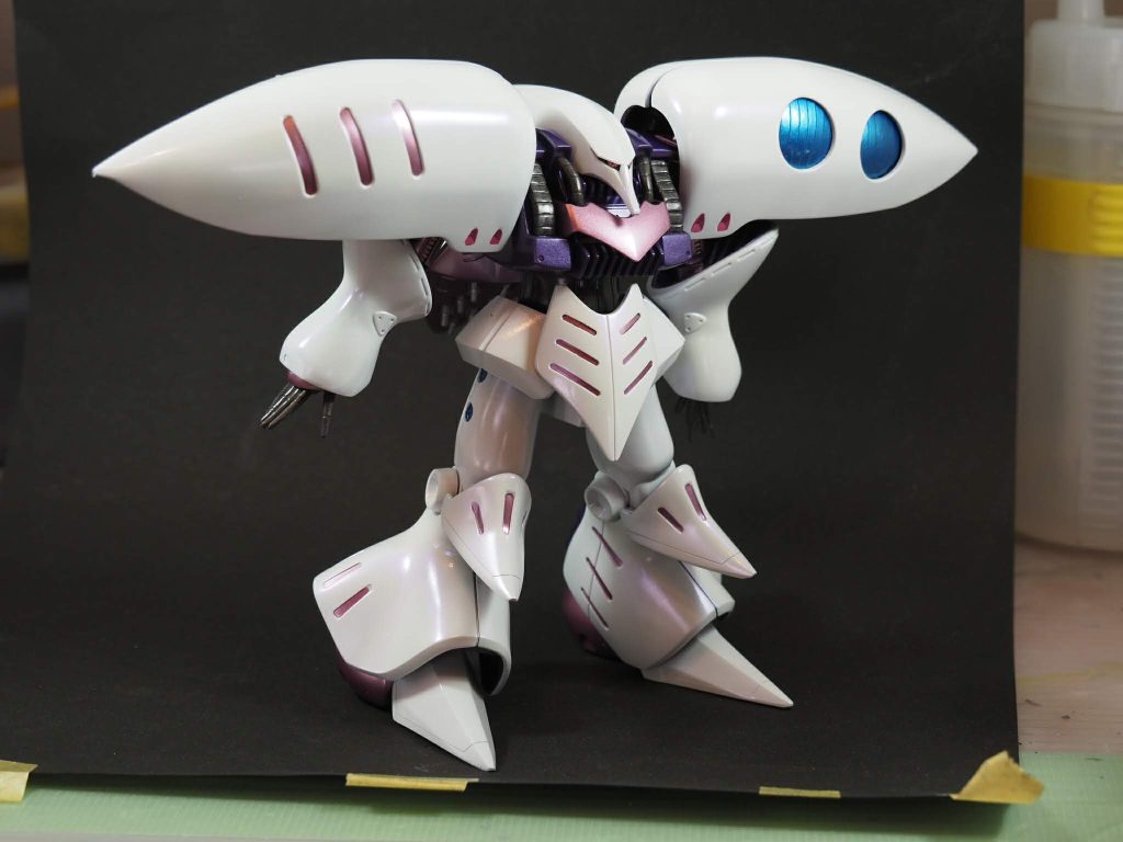 当時はまだ撮影環境が整っておらず、塗装ブース内に黒い画用紙を置いただけの簡易撮影ブースです。ライティングにも工夫が見られません。