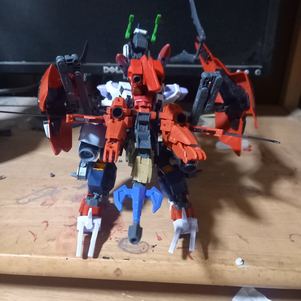 塗装前です。頭はセラヴィーガンダムシェヘラザードの足を基礎にアドバンスヘイズルの追加足装甲を上顎にしてバルバトスの足先を顔に見立て、頬にフォースインパルスのバックパックの一部を取り付けて作りました。角飾りと放熱システムはアニマギアのレイドランスのパーツとMSGのラジエートフィンAMSGのです首はアスタロトオリジンの胴体を首にして腕の所にベギルペンデのアンチドートをつけてます。胴体はパピヨンキュベレイの胴体とディランザの胴体をつなげて作成し、パピヨンのほうに穴をあけて三連装をくっつけました。尻尾は30MMの太ももを連結してつなげてアニマギアのリヴァイアカイギアスの尻尾を取り付けました脚はミスサザビーのバックパックとアドバンスヘイズルの脚で作り、足はシナンジュのものにアニマギアのヴィクトリーイェーガーのを爪に見立ててます。バックパック兼本体はベギルベウの頭に、コアガンダムの胴体、下半身に30MSのアルカ=カルティーの武装を取り付けそれにサザビーの盾の先にMSGダブルブレードを接着してます。