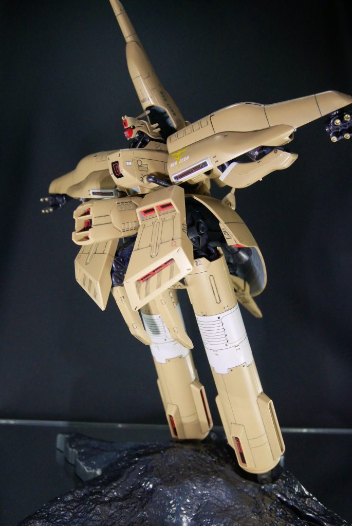 色プラと思って、簡単に作れると思っていましが、甘かった(´;ω;`)。ABS素材と塩化ビニル素材というもので、墨入れや部分塗装の際には、折れないように気を使いました。あと、やはり関節部分がギチギチなので、関節部にはグリスを塗りながらの作業でした。でも、モールドも思った以上に細かくあり、情報量は多かったです。組み立てながら、α・アジールの構造を理解できました♪α・アジール好きなら、お勧めな良いキットですよ。