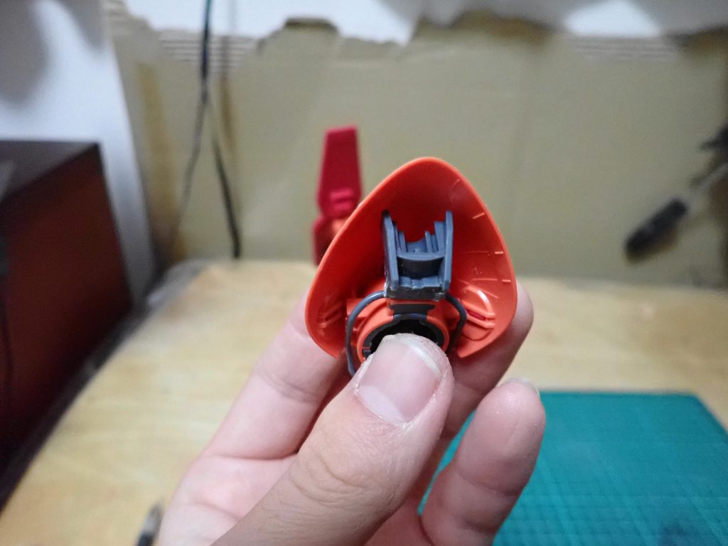 後ろがスカスカなのでジャンクパーツを付けました。