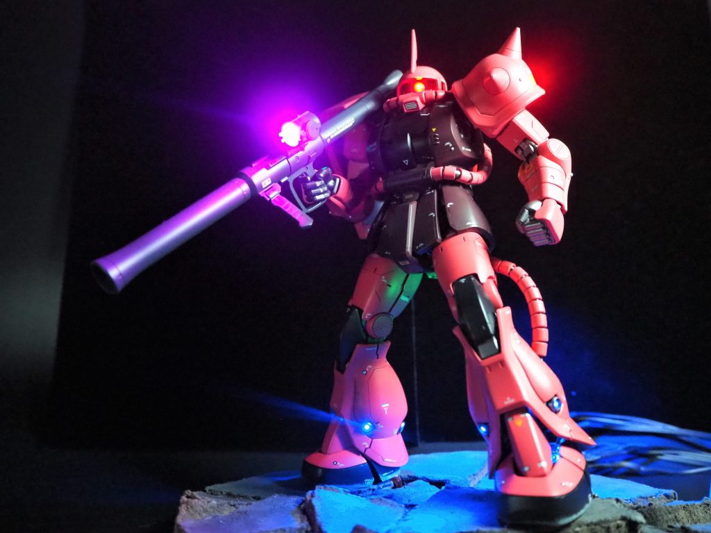 フロント発光内部に配線を通し、全身の約24ヶ所が発光