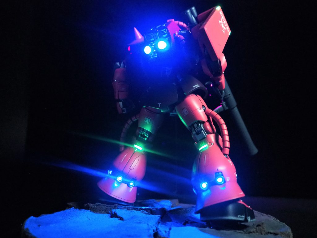 リア発光にはチップLEDを使用し、バックパックのメインバーニアやスコープは光の強い砲弾型LEDで使い分け