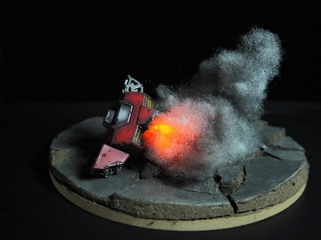 台座用の小物ジャンクパーツから使い道のない余ったパーツをはんだごてで加工後、内部にLEDを仕込んだもの綿は色をつけた後、腹に押し込んで煙を再現