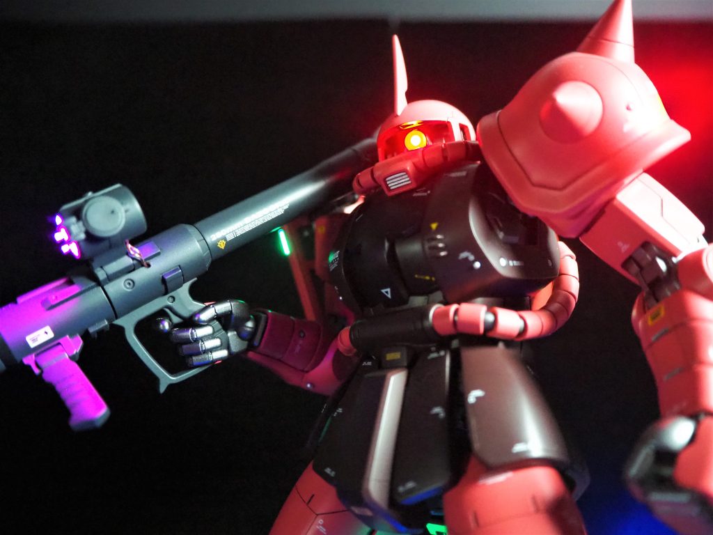 アップ発光モノアイは既存のフレームの物を加工してクリアパーツの接続ピンから光が出るように調整既存ギミックをそのまま残しているので、首を左右に振るのに連動してモノアイも左右に可動