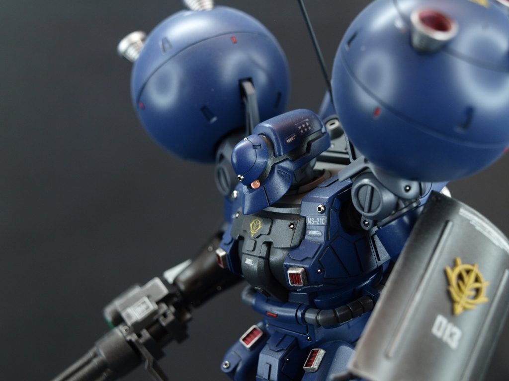 素体は各所のっぺらしていて簡素な感じだったので、プラバンや筋彫りでディテール追加してます。モノアイは、Hアイズの裏側シルバーで塗装してから貼り付けました。