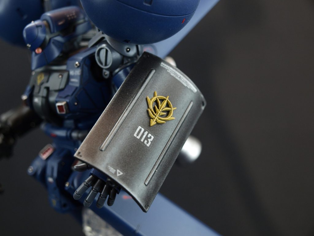 シールド部ジオン紋章は、ビルダーパーツを接着しました。