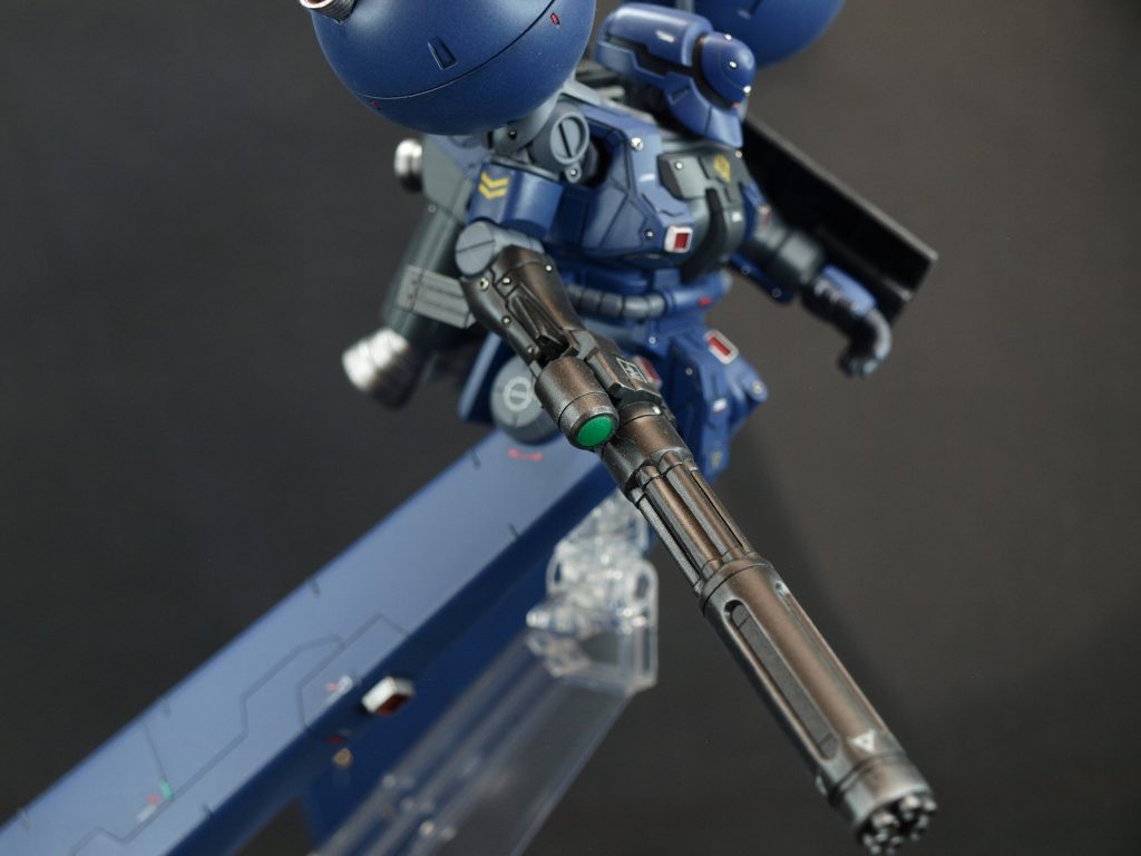 付属ガトリングの持ち手部分を切断し、プラバンに穴を開けたパーツを中に仕込んで取り付けました。40mmバルカン砲と換装可能。