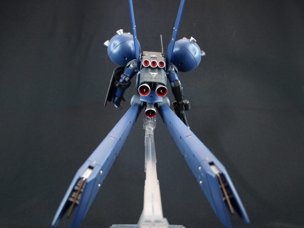 肩スラスターとバックパックの3連スラスターは、Wave製パーツを接着しました。脚部プロペラントにも角ダクトをスラスターとして追加しました。メインブースター内にICソケットパーツを仕込んで、それっぽくしてます。