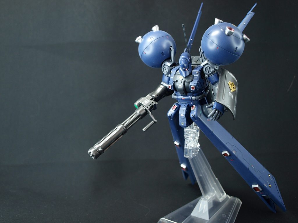 ”直線的な加速性能を特化しすぎたために乗り手からは、回避行動に難があるとの報告を受け、各所にスラスターを追加、増強しし姿勢制御面で大幅に改修を施した”という設定。