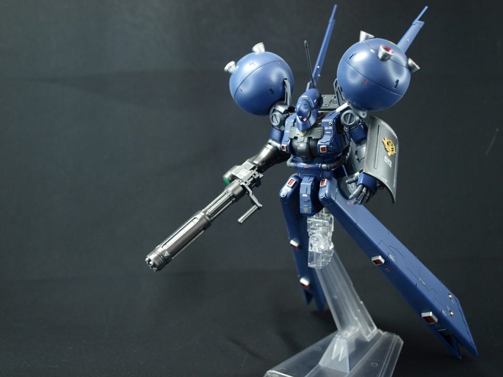 背部のアンテナは、ビルダーズパーツを接着しました。メンテナンスハッチを模して筋彫りした部分にはレッド、グリーンのチップを埋め込みました。最後まで見ていただきありがとうございました。