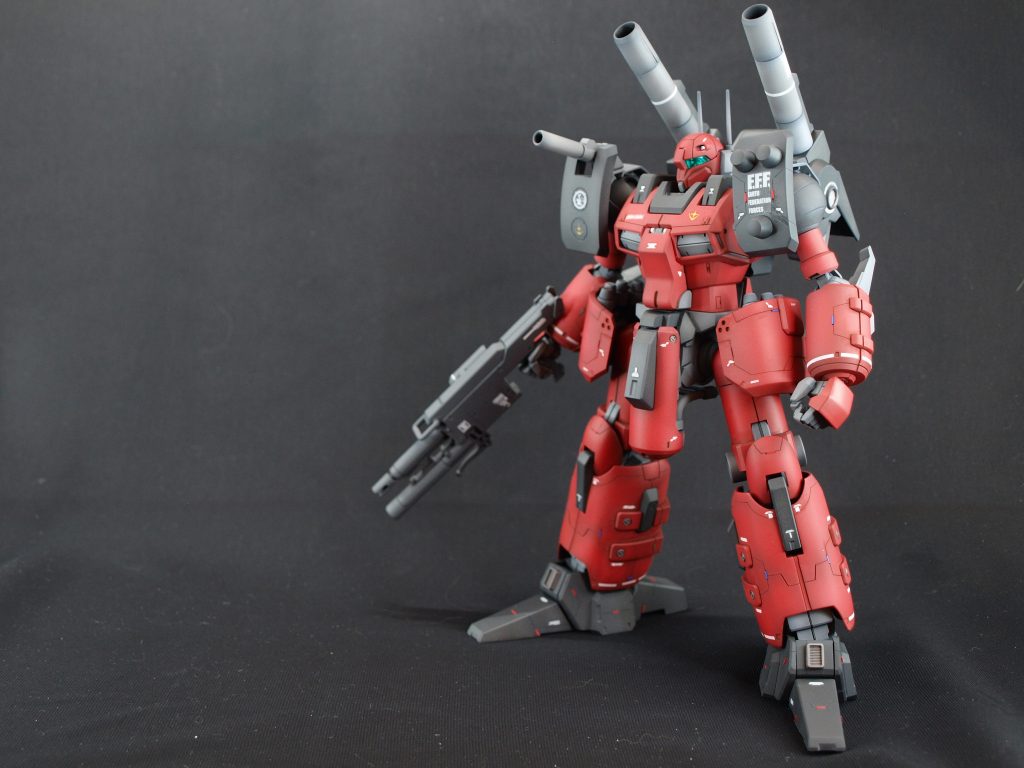 メタスとガンキャノンを2個1とした機体。キットの素体はトリントン基地防衛戦で活躍したブルーのやつでしたが、ガンキャノンといったらやっぱり赤ですよね。