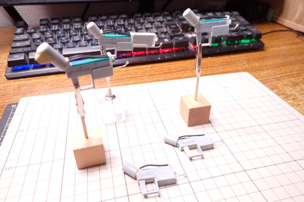 チューブはアルミ線に熱収縮チューブをまとったもの。先端はダイソーで買った「Tピン」という商品名の真鍮製のピンです。