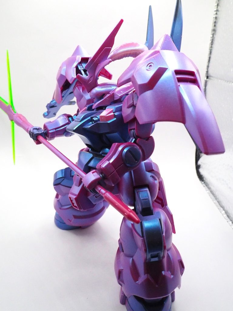 肩のアーマーのように面積が広いものを塗るといい感じに仕上がります。時間をかけるとエアブラシのカップの中でも粒子が沈殿してくるので手早く済ませないと液ダレするのでなかなか難しかったです。