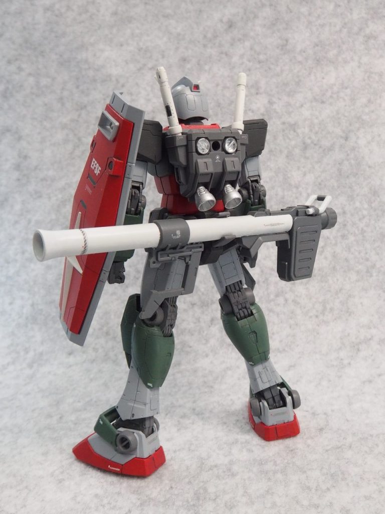 バックショット。当時お台場にあったガンダム立像を模していて、キット全体にはモールドなどのディテールが細かく配置されてます。個人的には結構好きなアレンジです。