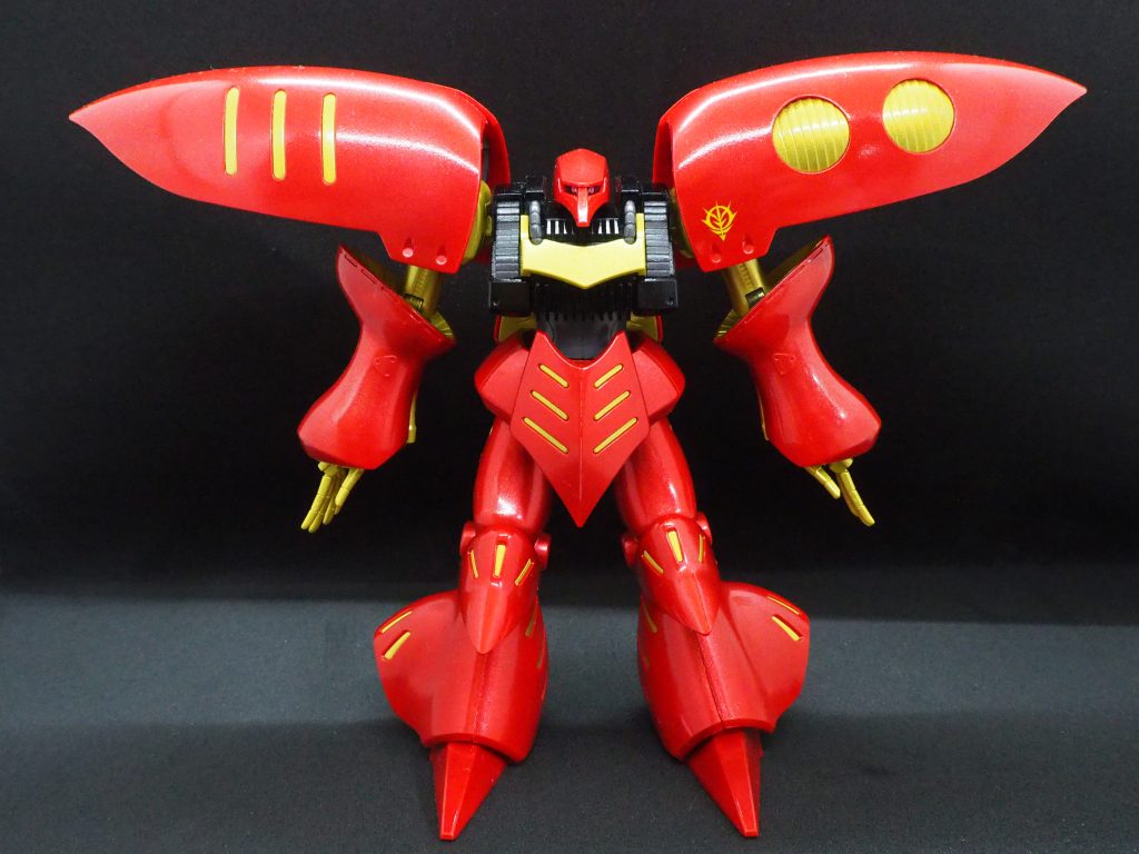 成形色のツヤツヤ加減を利用するために下地に色はつけずにそのまま塗ってます。