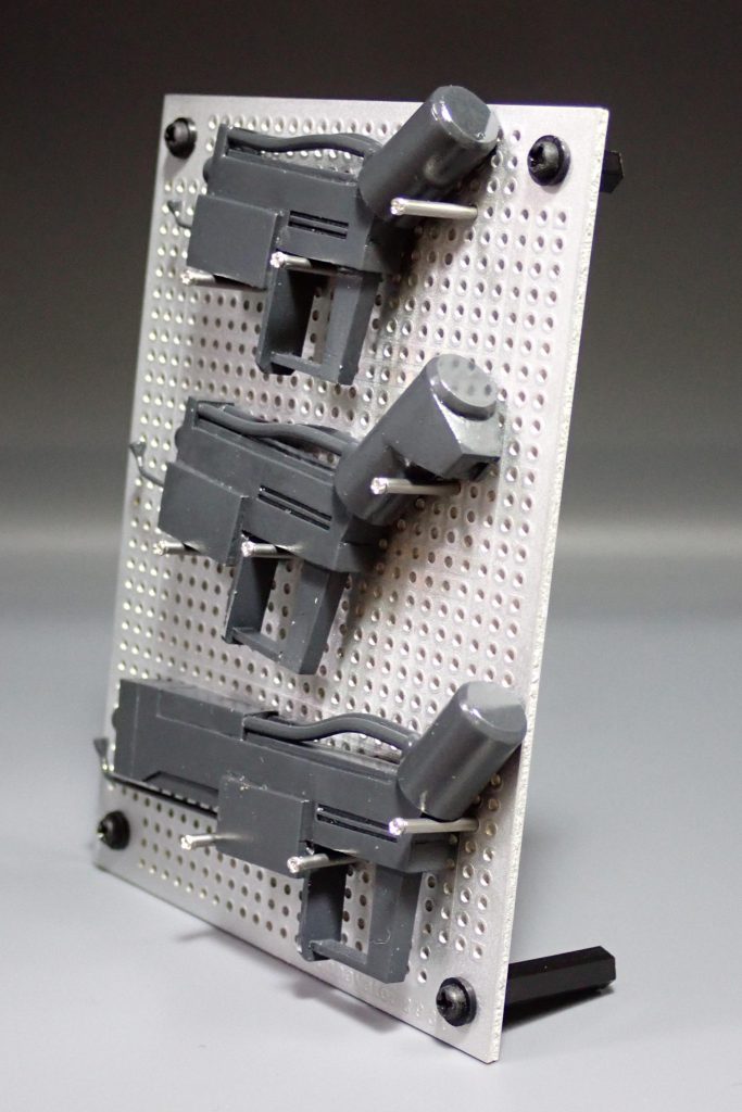 自作の武器ラックは有孔ボードにモデルガンを飾っているのを見て、ガンプラの武器を飾れる小さい有孔ボードはないかなと思っていて発見しました。PCとかの回路基板です。