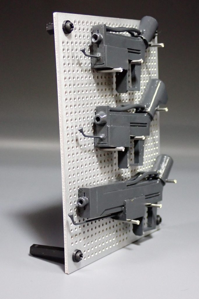 ガンオンのリペアトーチは画像のN、R、L（上から順）以外にも数種類ありますが…上の三丁のいずれかと同じ形です。（…のはずです。）