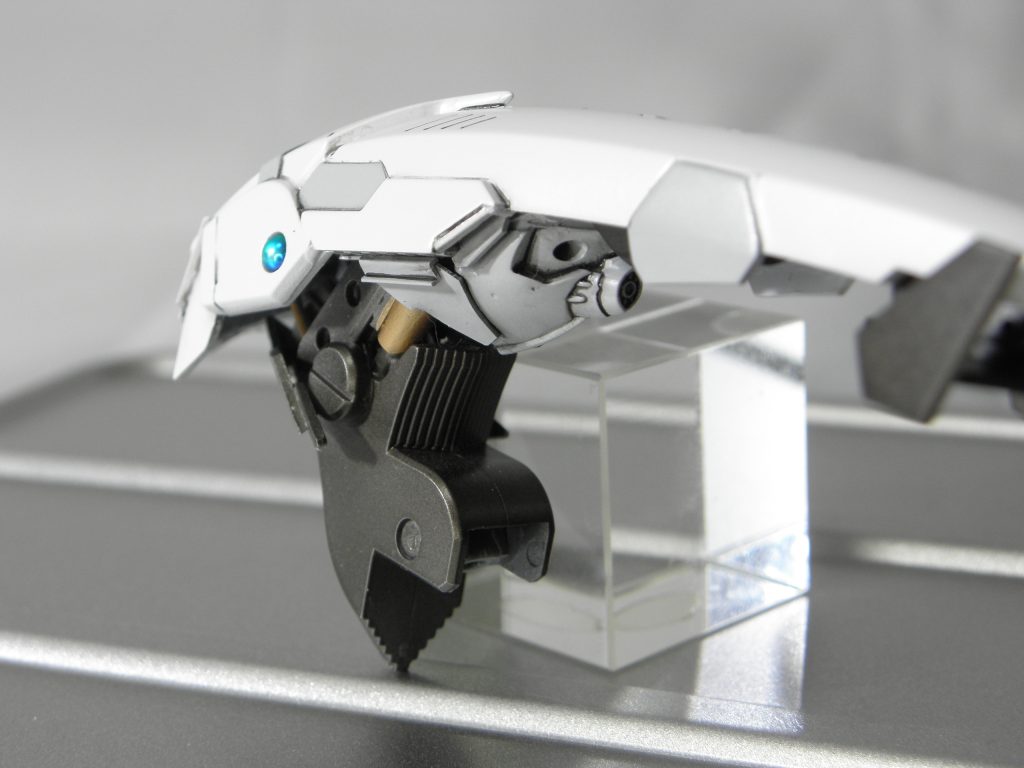 キットは首がめり込んでいる印象でしたので少し延長し。隙間は適当にプラバン細工とジャンクパーツで埋めました。