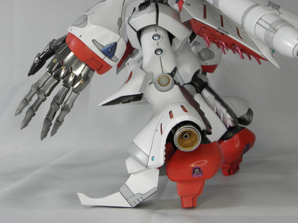 ハイヒールは前後逆にセット。ふくらはぎの排熱器はプラバンでスクラッチしました。大きいスラスターはHMA社製3Dプリンターパーツで少々高価だったのですが、ほぼ見えなくなってしまいました。