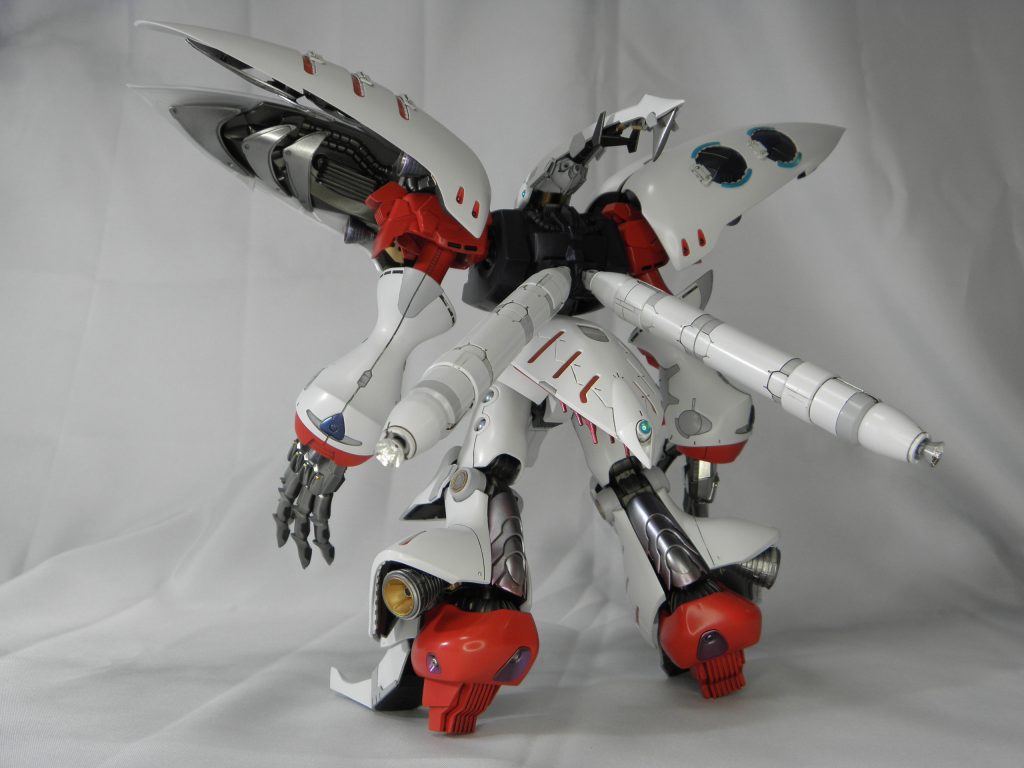 ファンネルラックは背中から腰にマウント部を移設し、空いたスペースにプロべラントタンクを接続しました。