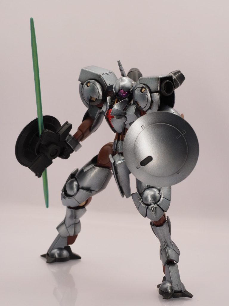 外装のシルバーを見てもらうためだけに作った様なキットにしました。外装は騎士の鎧をイメージして、黒サフからのアイスシルバー→ホワイトシルバーのグラデーション、内部フレームはハーマンレッド+ウイノーブラック+カーキで作った茶色、武装関連はウイノーブラックになんか色々混ぜた黒にしました。部分部分でエナメルゴールドをあしらったりウェザリングしたりしています。このキット最大の特徴であるランタンシールドのランスは、ビームランスにしました。こんなの実体武器にしたら邪魔でしょうがないよね、、という解釈で、、最後の最後までどうしたもんか悩んだ部分です。