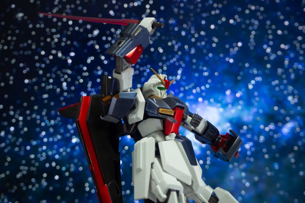 もともとの白い部分は、成型色が良いので塗装してません。フライングアーマーやシールドの赤い部分にシールを貼るのがいまいちだったので、ガンダムニューホワイトを塗装し、その上にロイヤルメタレッドをかぶせました。