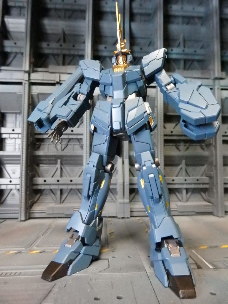 塗装は充電式エアブラシでベランダ塗装です。本体は説明書のレシピをベースにより明るめに調色しました。と言うかこれってブルーグレーですかね。関節：Mr.焼鉄色ゴールド：Mr.スーパーリッチゴールドバイザーの赤と脚の小さい金色部分は付属のシールです。