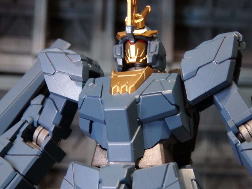 ほとんどカメラアイが見えません。下からのアングルでちらりと。