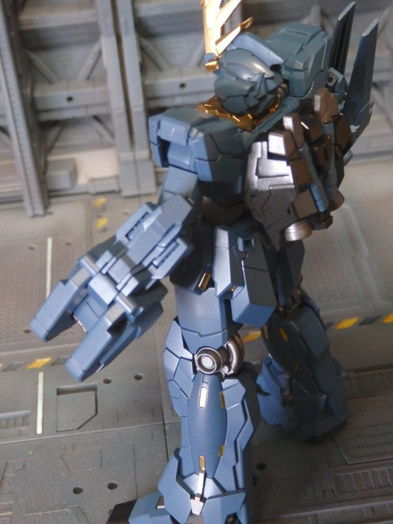 モールドが多めなのと、ちょいちょいあるゴールドのポイントが巨大感を感じさせる、気がします。