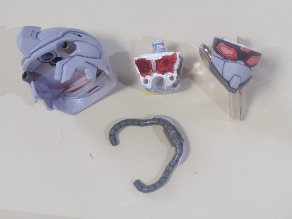 頭部構造。顔はBBユニコーンなので目の赤クリアパーツはそのまま利用。裏側に赤の光沢メタリックシールを仕込んでいるのでギラギラ光ります。