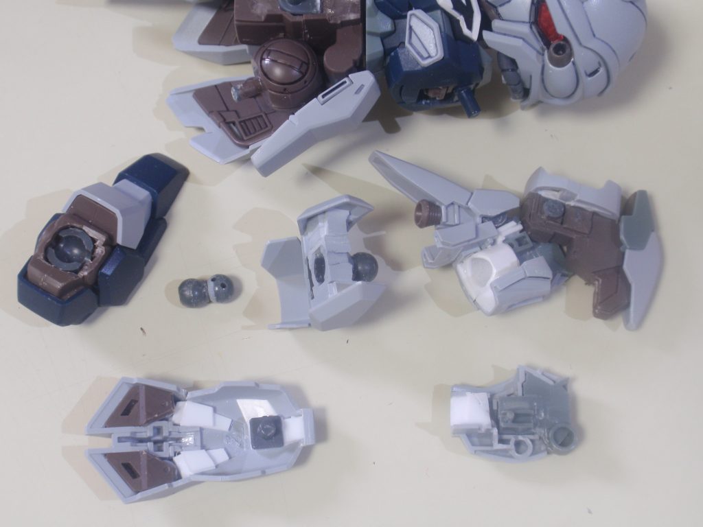 脚の構造。足首はシンプルに鉄アレイ型ダブルボールジョイント仕様。それなりにしか動かない…