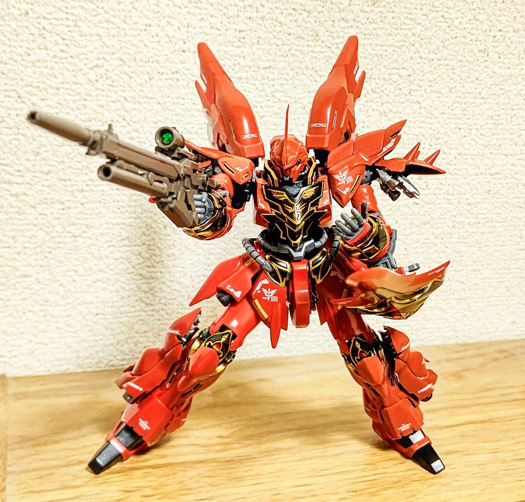 台座なしだとポーズを取らせるのがむずかしい。動かすごとに関節がダメになっていく感触がします。色々アレなところの多いキットなのですが、見た目が百点なのでぜんぶオッケーです。