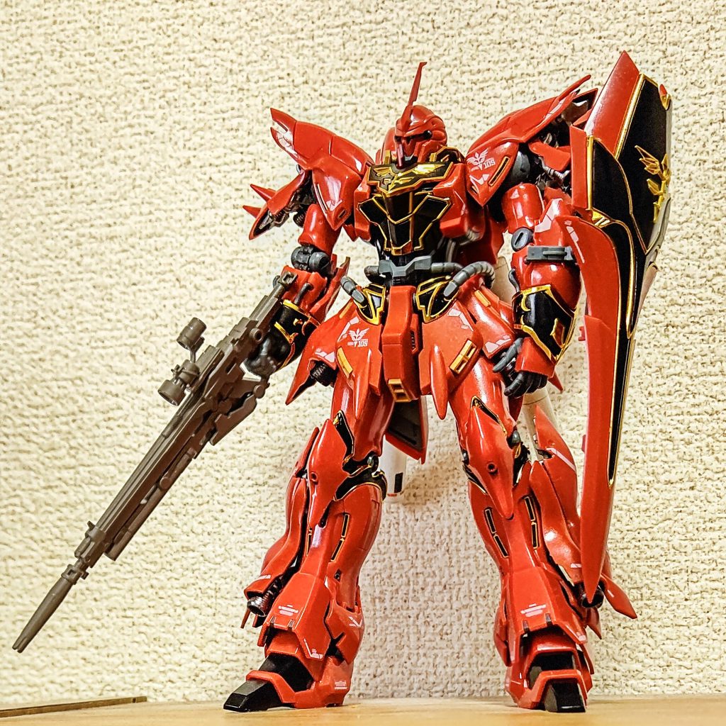 シールドを腕につけてもなんとか自立しますが、肩のほうが安定する感じ。まあ、この写真はタンクを壁に当てて支えているのですが。